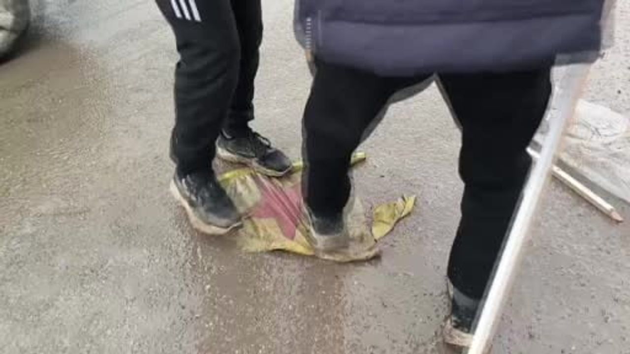 Tabka'da Halk SDG Afişlerini Parçaladı — SDG'den Rakka'ya Roket Saldırısı