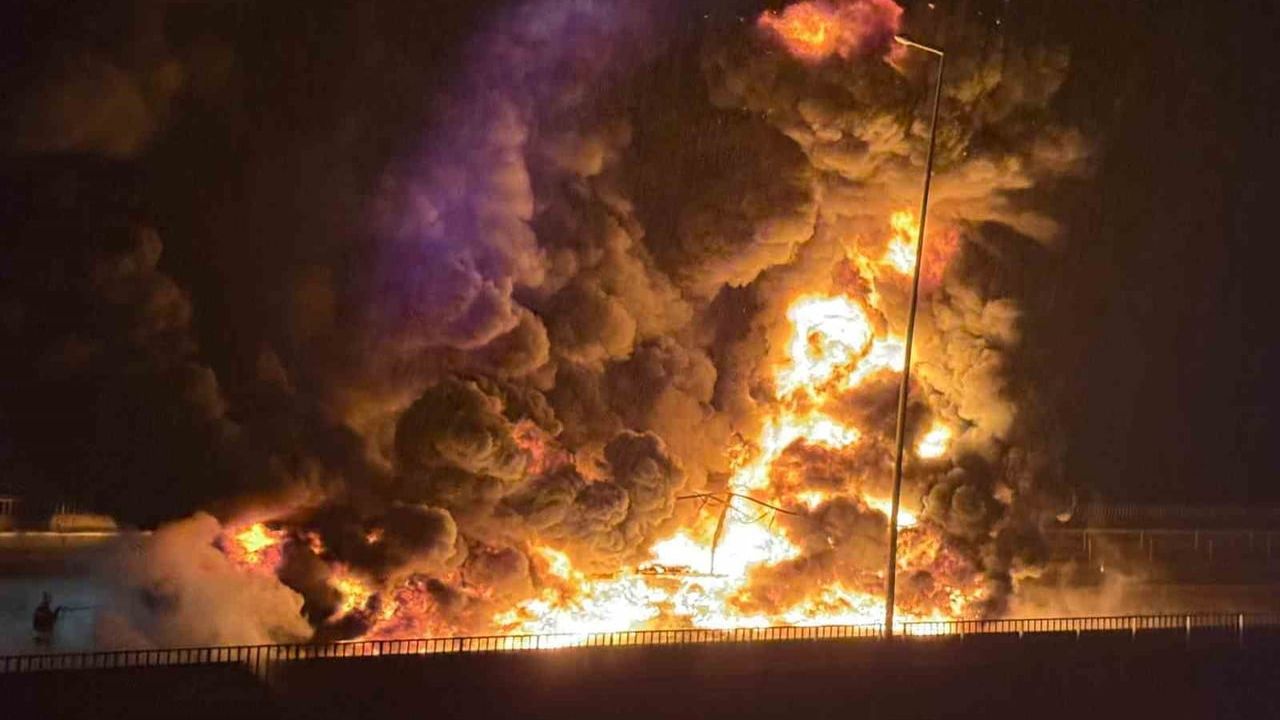 TAG Otoyolu'nda Bebek Bezi Yüklü Tır Alev Alev Yandı