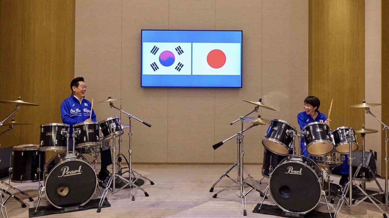 Takaichi ve Lee'den K-pop Eşliğinde Sürpriz Bateri Şovu