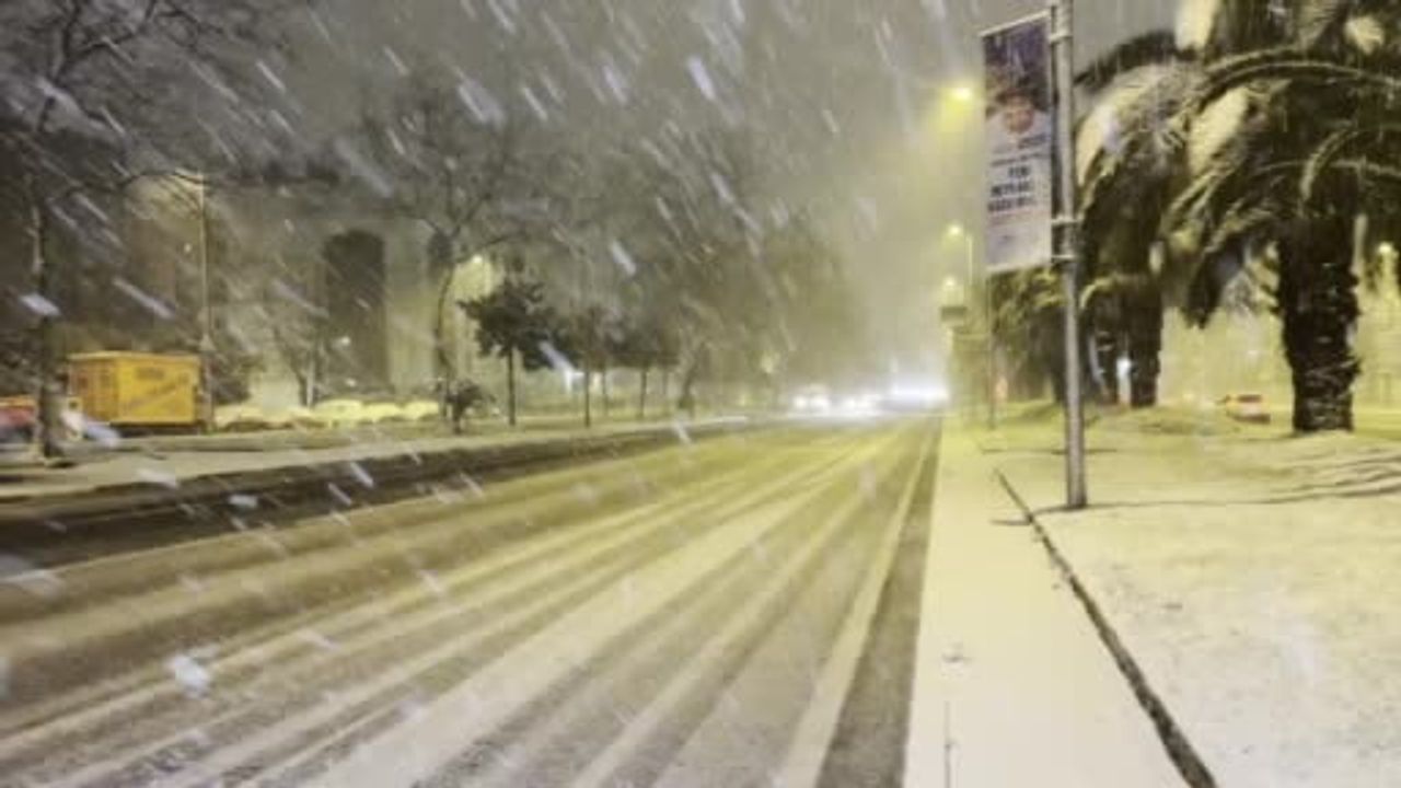 Taksim’de Gece Kar Yağışı: Kartpostallık Görüntüler