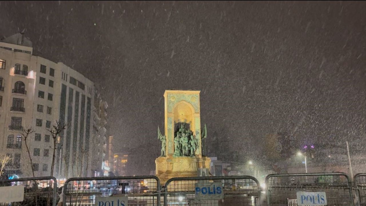 Taksim'de Gece Karı: Meteoroloji Uyarısı Sonrası Kartpostallık Görüntüler