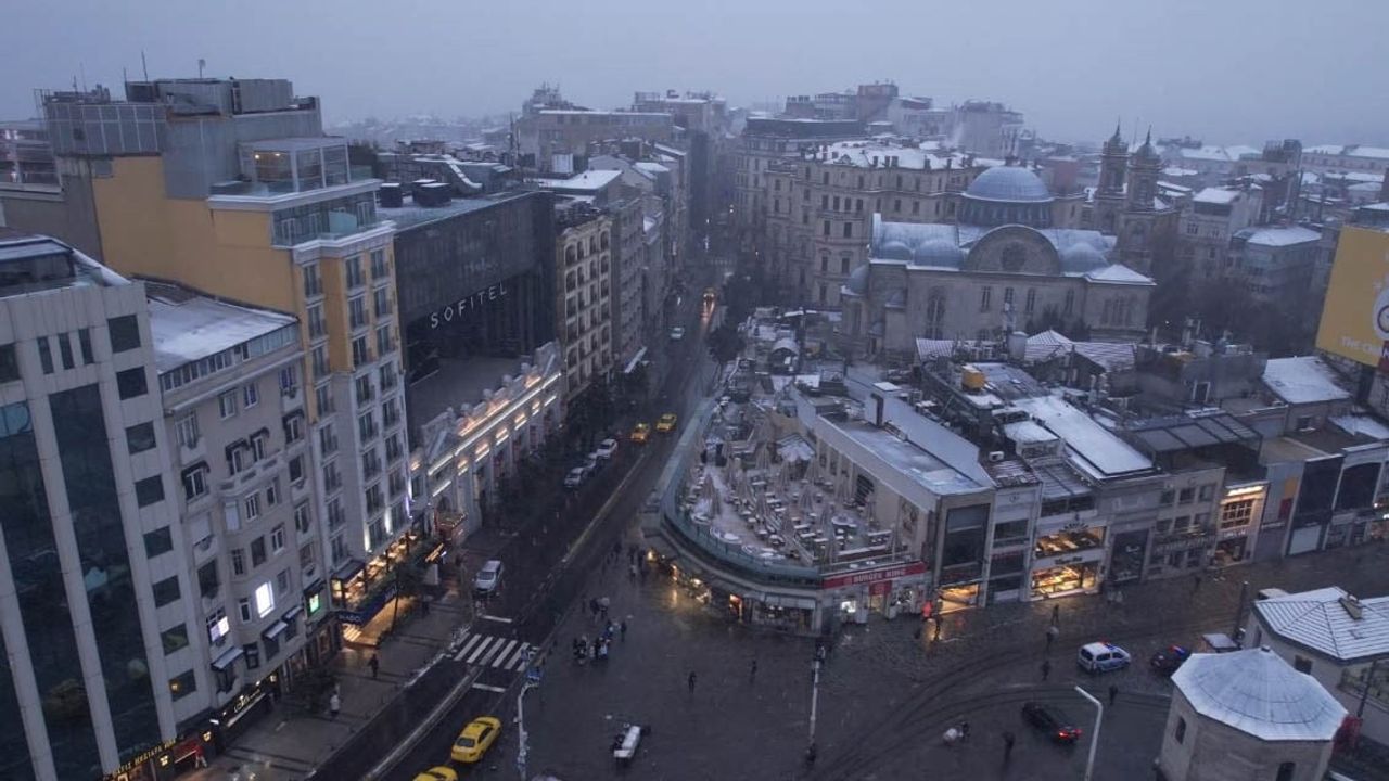 Taksim'de Kar: İstiklal Caddesi Beyaza Büründü