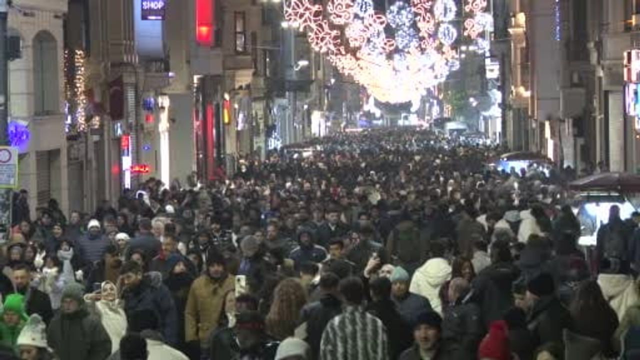 Taksim ve İstiklal Caddesi'nde Yılbaşı Coşkusu Havadan Görüntülendi