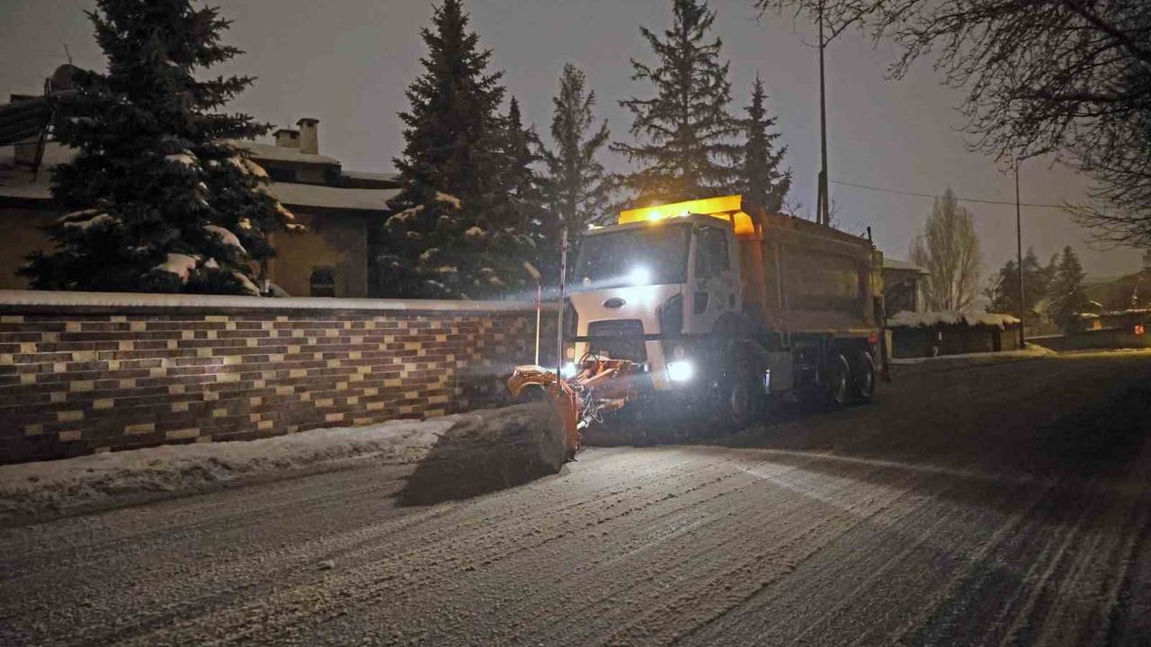 Talas Belediyesi karla mücadelede seferber: 'Yolumuzu değil gönlümüzü de açtı'