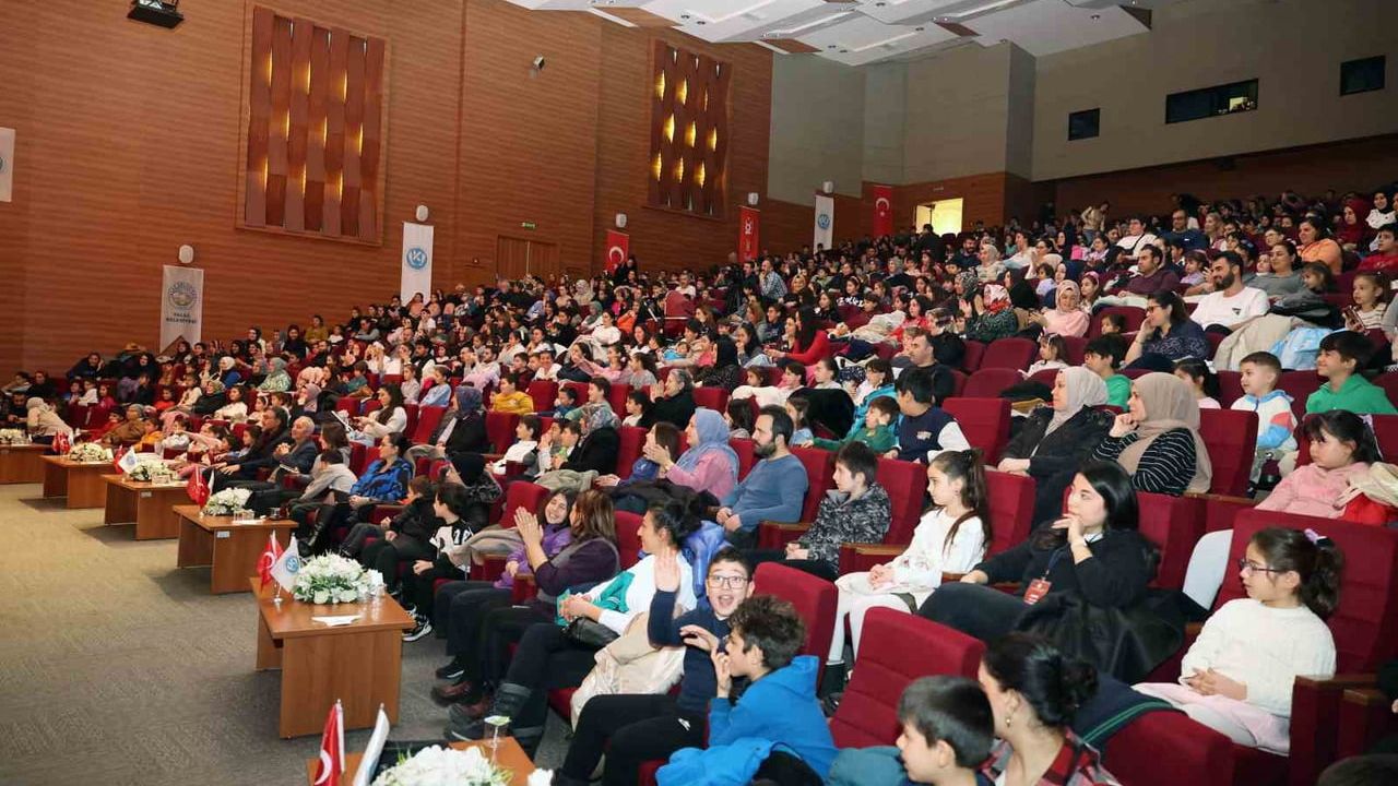 Talas’ta ’Garfield Trafikte’ ile Çocuk Tiyatrosu Coşkusu