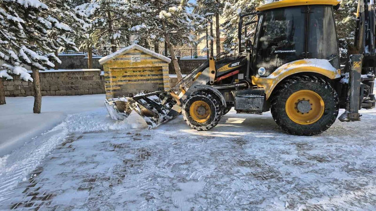 Talas’ta Okullar Kar Temizliğiyle Yeni Haftaya Hazır