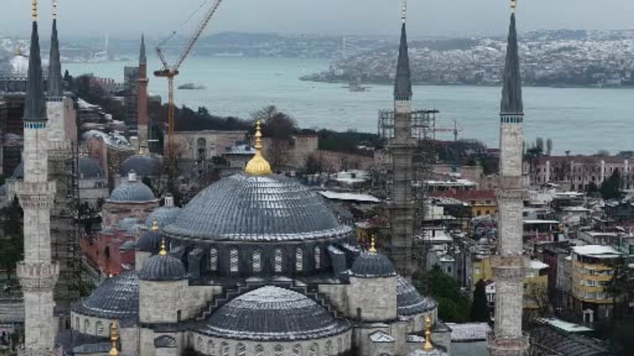 Tarihi Yarımada Beyaza Büründü: İstanbul'da Kar Manzarası