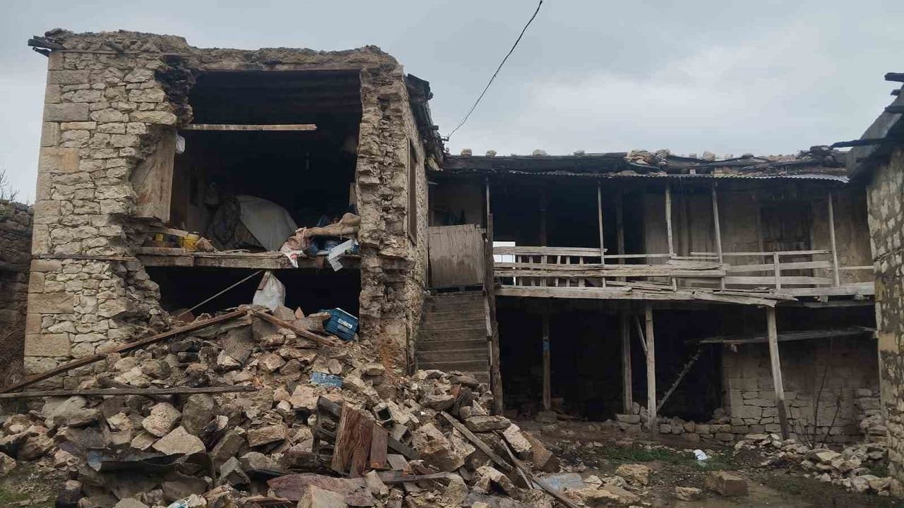 Tarsus Çavuşlu'da 'Zehir Mahmut'ın Evi Canlı Yayında Çöktü