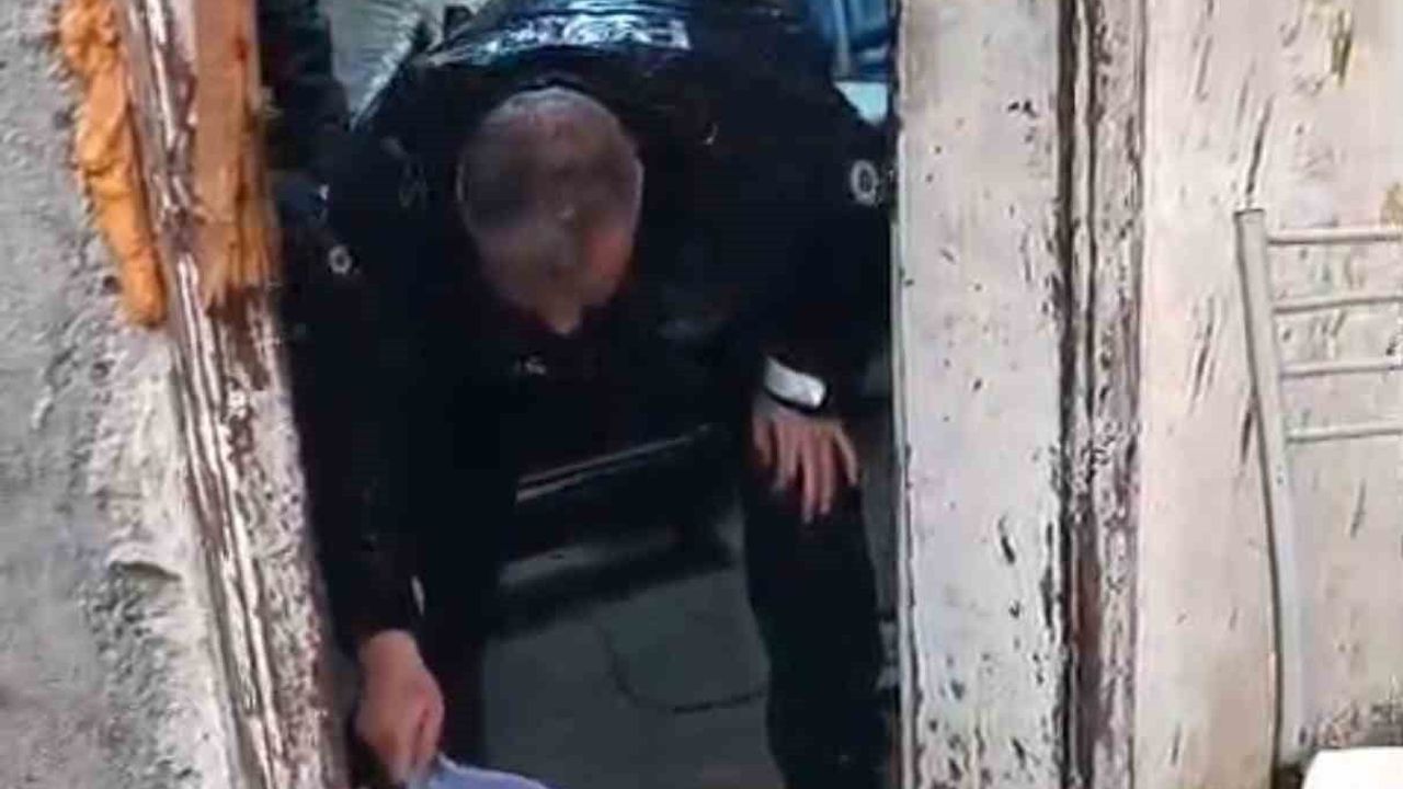 Tarsus’ta 79 Yaşındaki Adamın Evini Su Bastı: Polis Zamanında Müdahale Etti