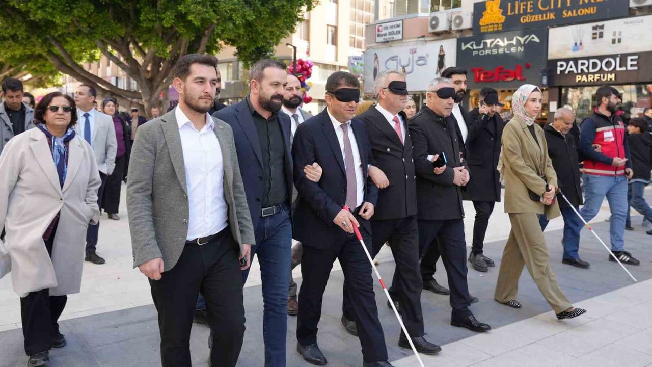 Tarsus'ta Beyaz Baston Haftası: 'Engel Karanlıkta Değildir' Yürüyüşü