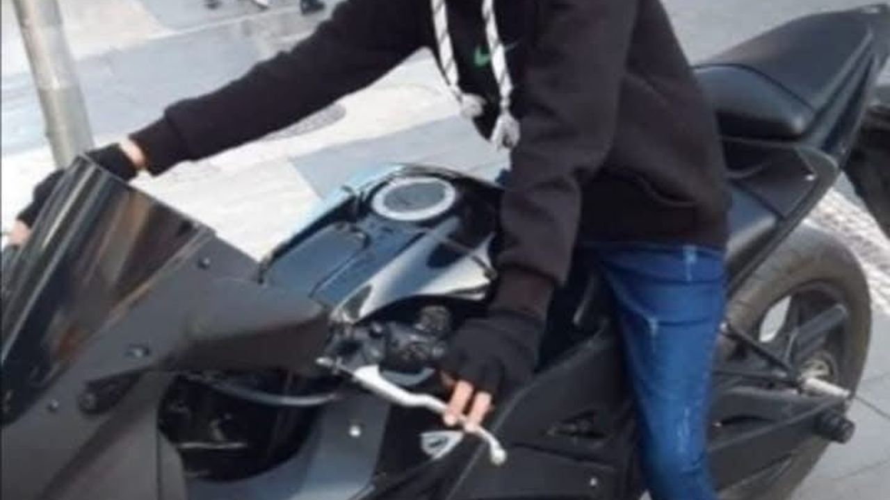 Tarsus'ta Bisiklet Kazası: 17 Yaşındaki Alperen Eren Hayatını Kaybetti