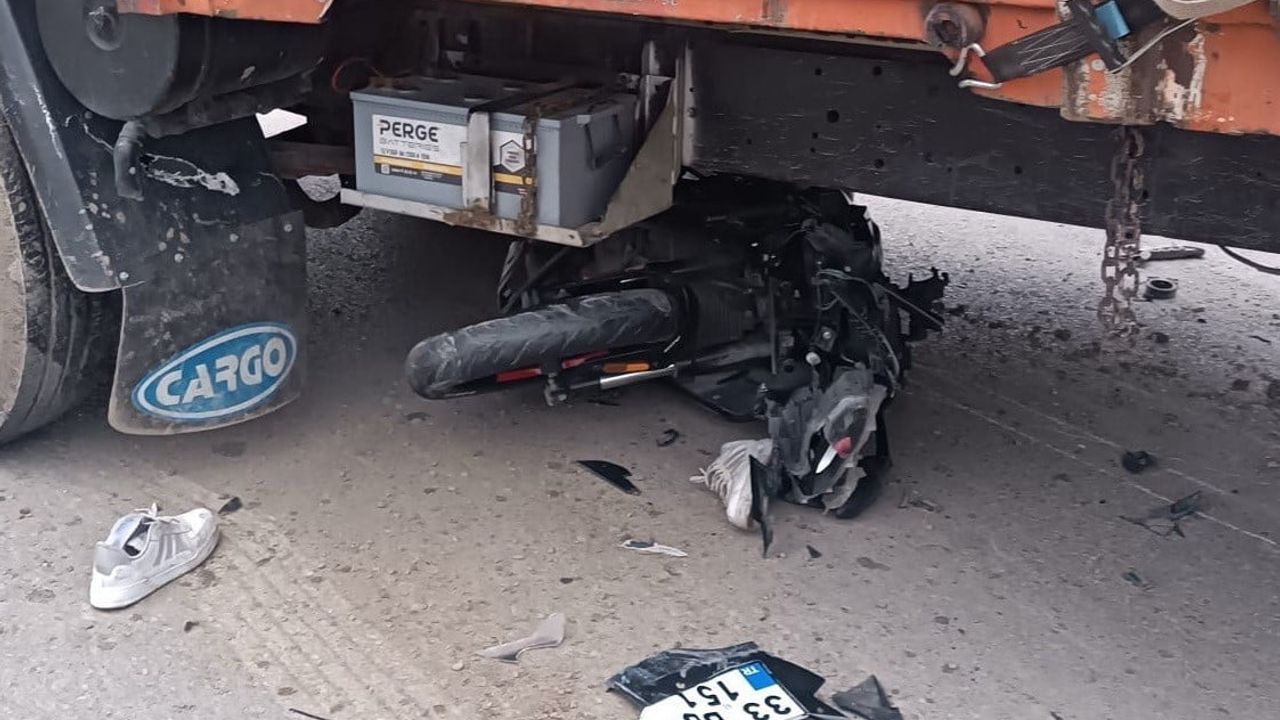 Tarsus'ta Motosiklet Kamyonun Altına Girdi: Sürücü Ağır Yaralandı