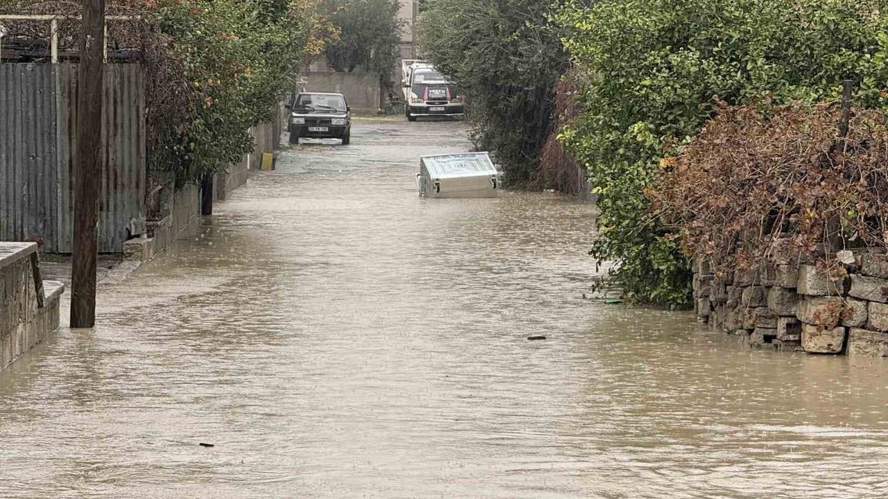 Tarsus'ta Sağanak Taşkınlara Yol Açtı: Cadde ve Evler Sular Altında