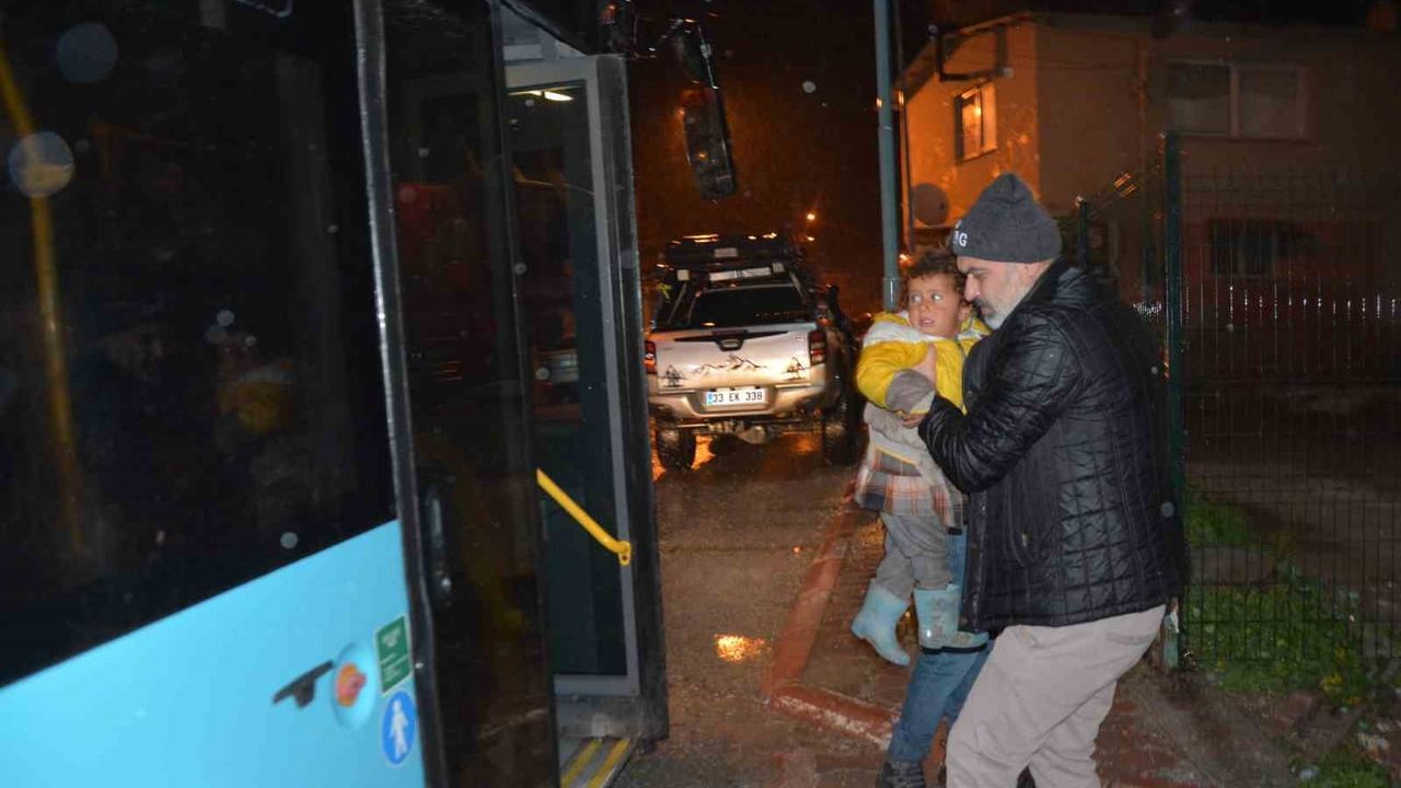 Tarsus'ta Sağanak: Yaklaşık 100 Mevsimlik İşçi Tahliye Edildi