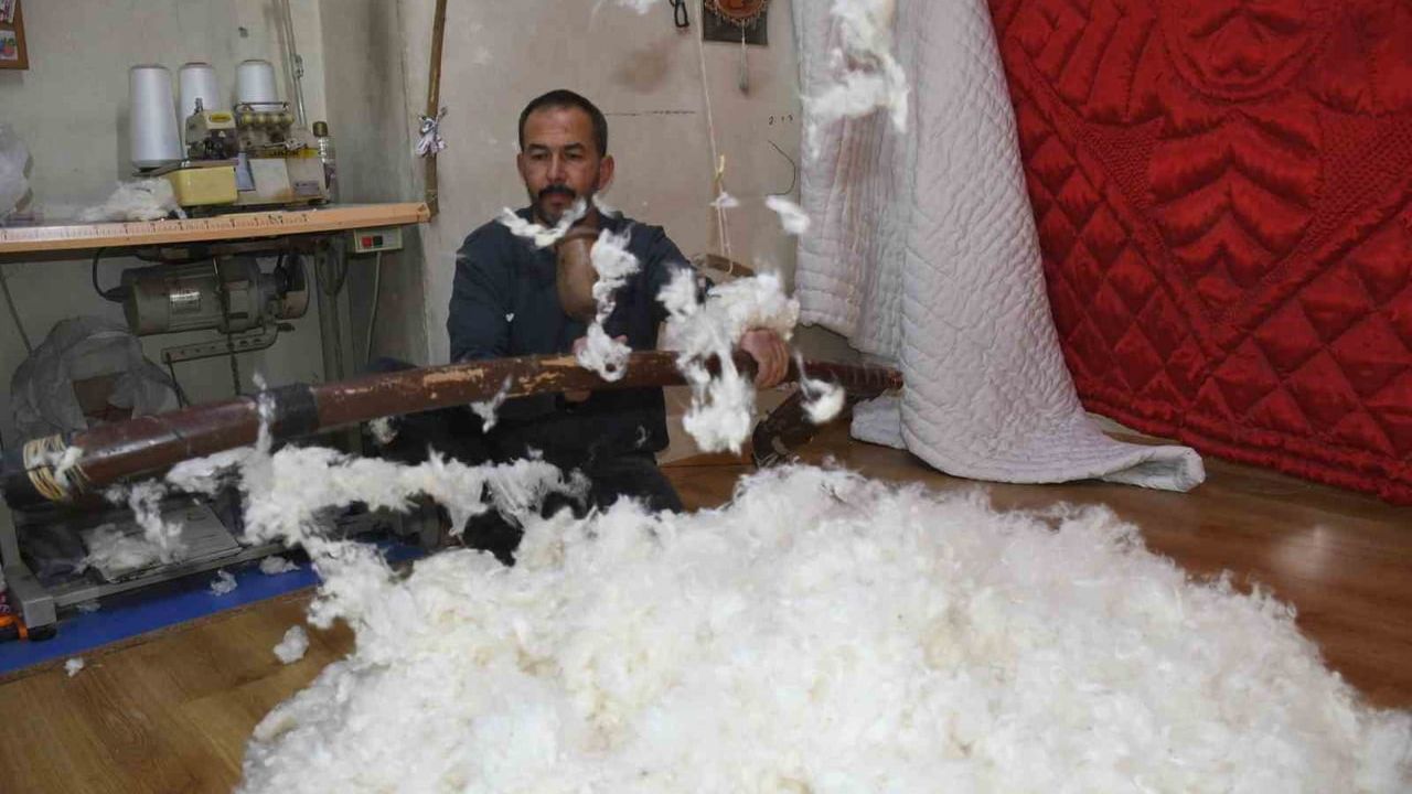 Tarsus'ta Son Hallaç: Erol Ayaz 33 Yıldır Yün ve Pamuğu Savunuyor