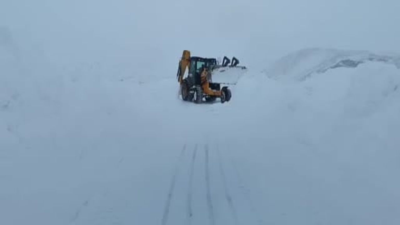 Taşyolu'nda Çığ: Erzincan Kemaliye Güzergâhı Ulaşıma Kapandı