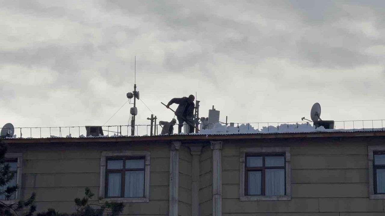 Tatvan'da Çatı Kar ve Buz Tehlikesi: Bina Sahiplerine Önlem Çağrısı