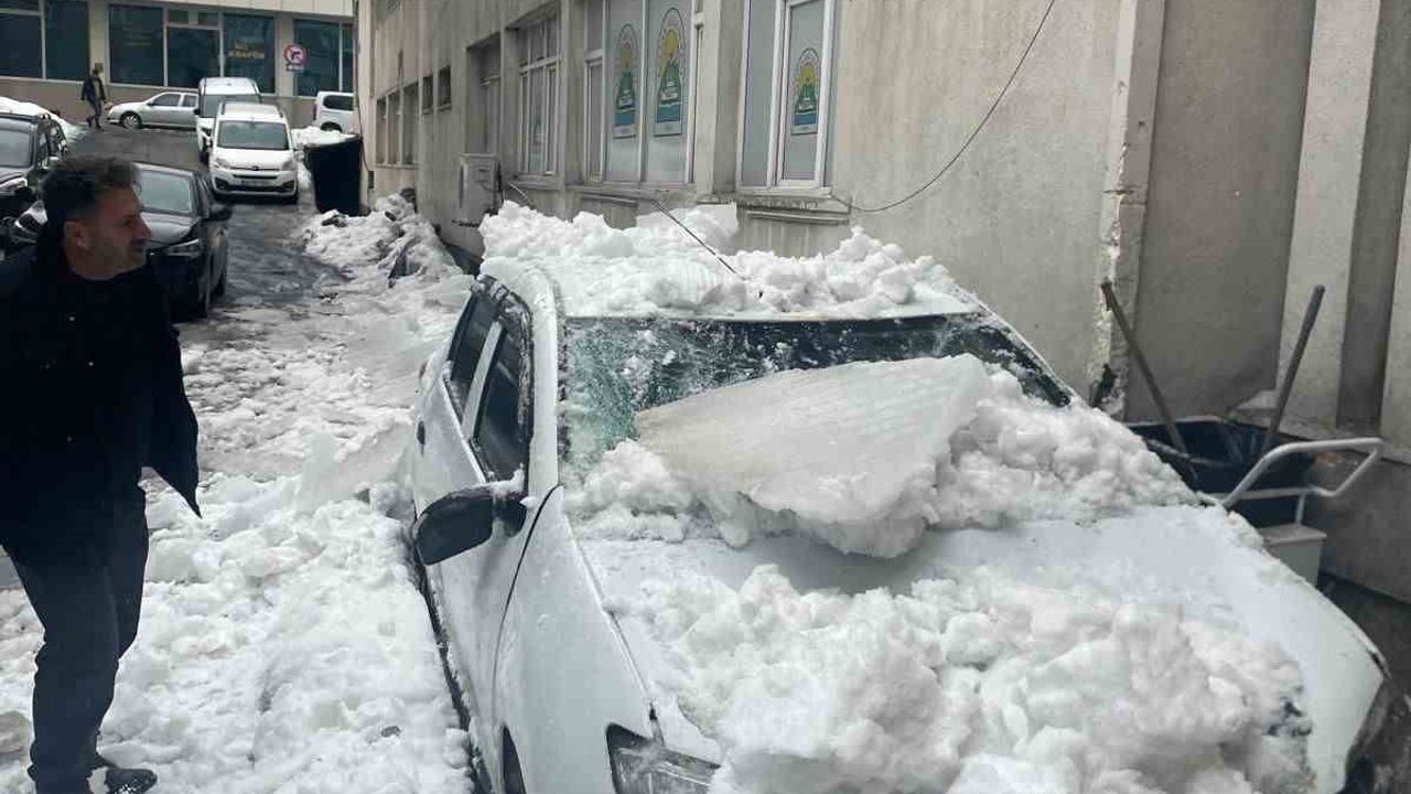 Tatvan'da çatıdan düşen kar otomobili kullanılamaz hale getirdi