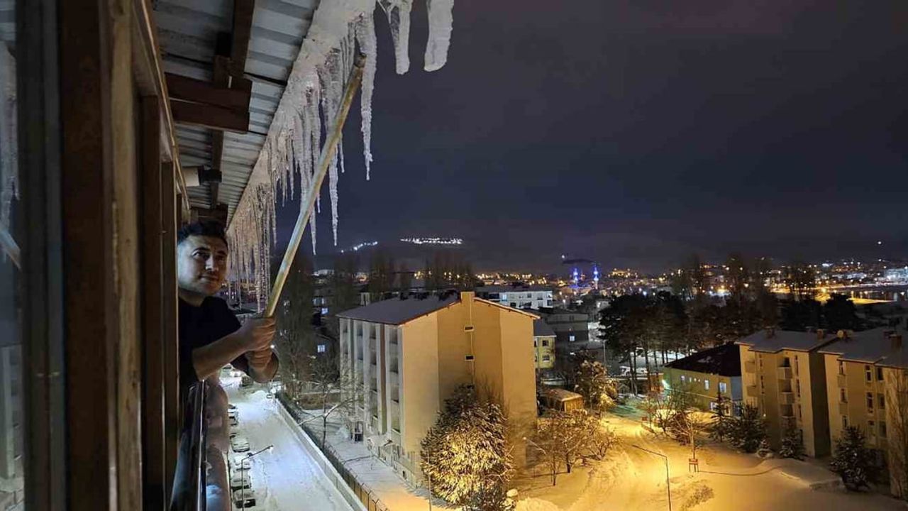 Tatvan’da Sibirya Soğukları: Çatılarda Metrelerce Buz Sarkıtları