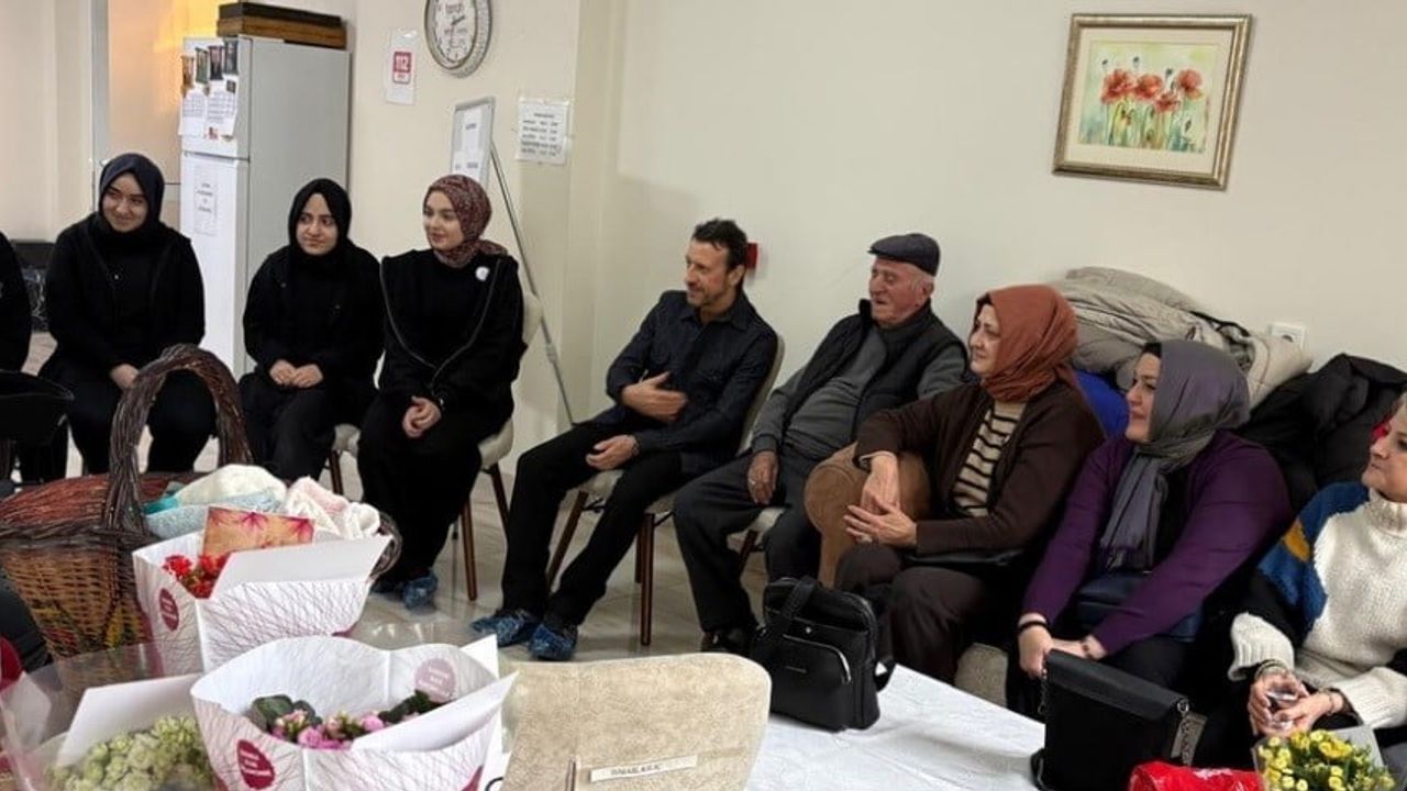 Tavşanlı 15 Temmuz Fen Lisesi'nden Huzurevi Ziyareti: Gençlerden 'Söz veriyoruz, unutmayacağız'