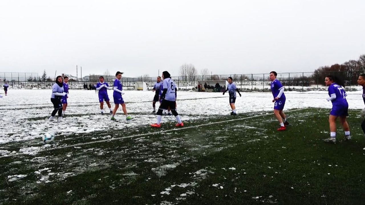 Tavşanlı Akıncılarspor Kadın Takımı, Bursa Merinos ile Hazırlık Maçı Yaptı