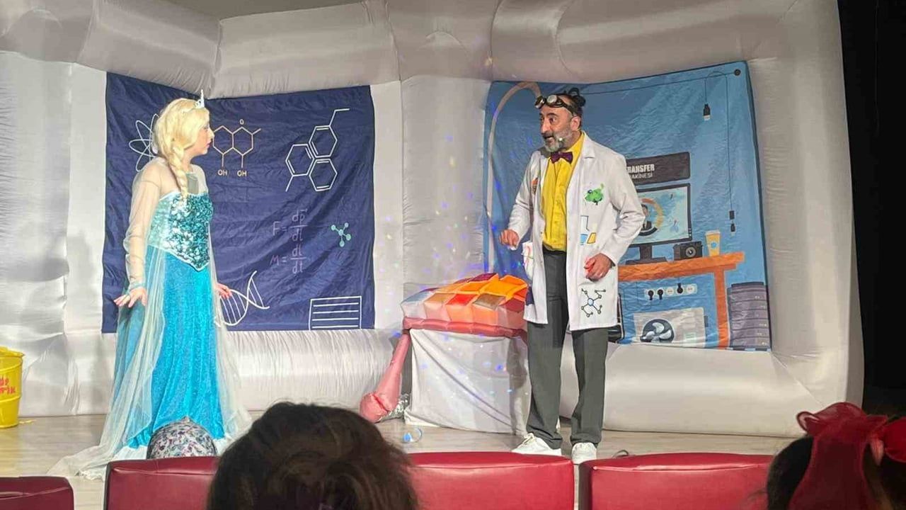 Tavşanlı’da Anka Çocuk Tiyatrosu’ndan Teknoloji Bağımlılığına Karşı Eğlenceli Gösteri