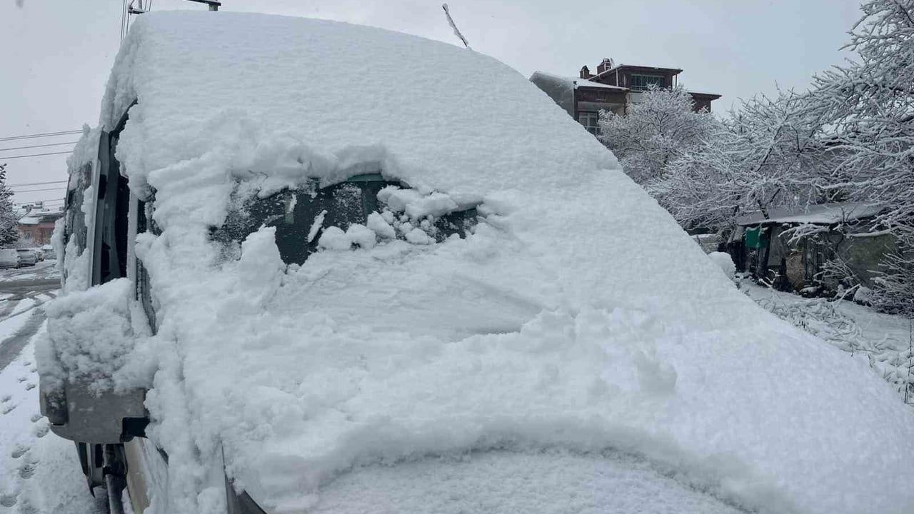 Tavşanlı'da Kar Sürprizi: İlçe Beyaza Büründü