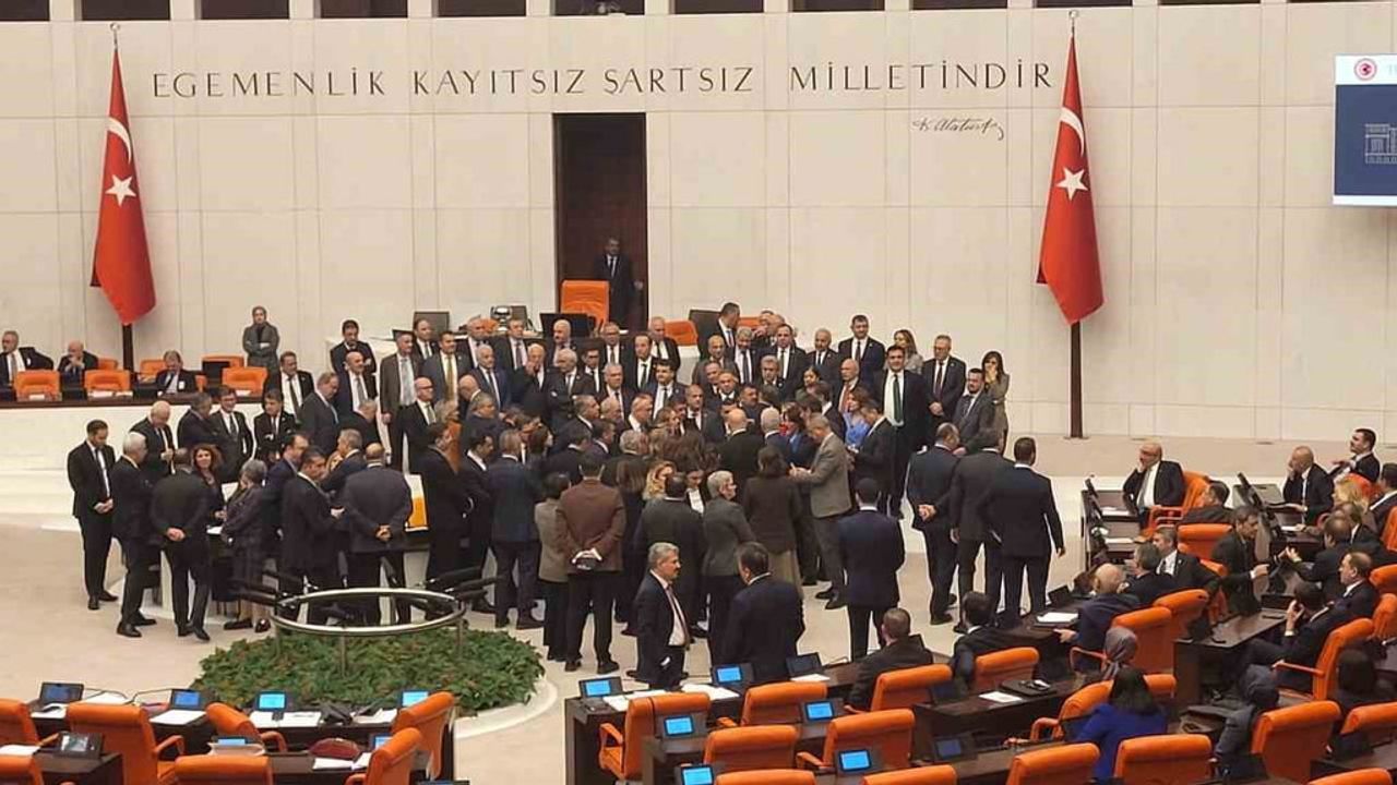 TBMM Genel Kurulu'nda "oy pusulası" gerginliği: Celal Adan tepki gösterdi