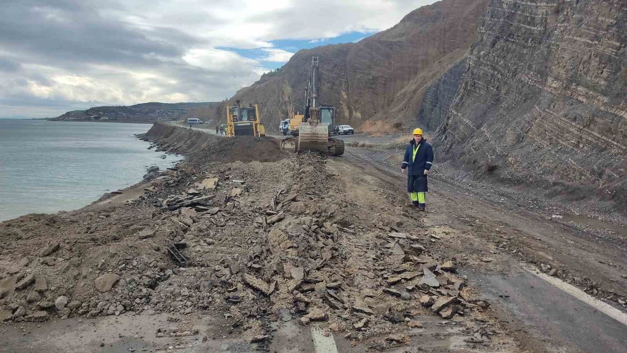 Tekirdağ'da Heyelan: Şarköy Gaziköy-Uçmakdere Sahil Yolu Trafiğe Kapandı