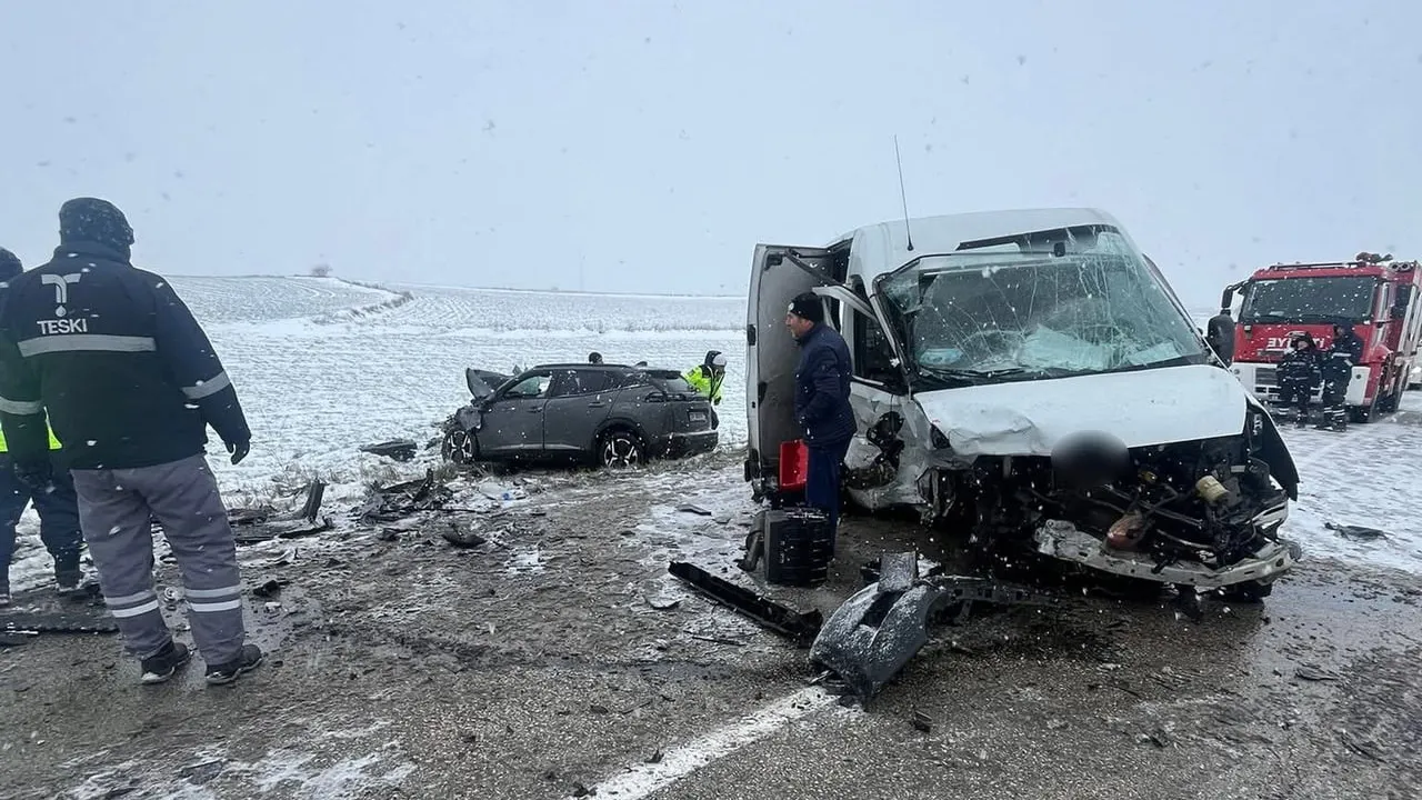 Tekirdağ’da Otomobil ile Kamyonet Çarpıştı: 1 Ölü, 3 Yaralı