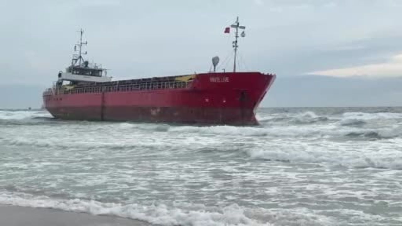 Tekirdağ'da Palau Bayraklı 'White Line' Gemisi Karaya Oturdu — 3 Gündür Bekleyiş