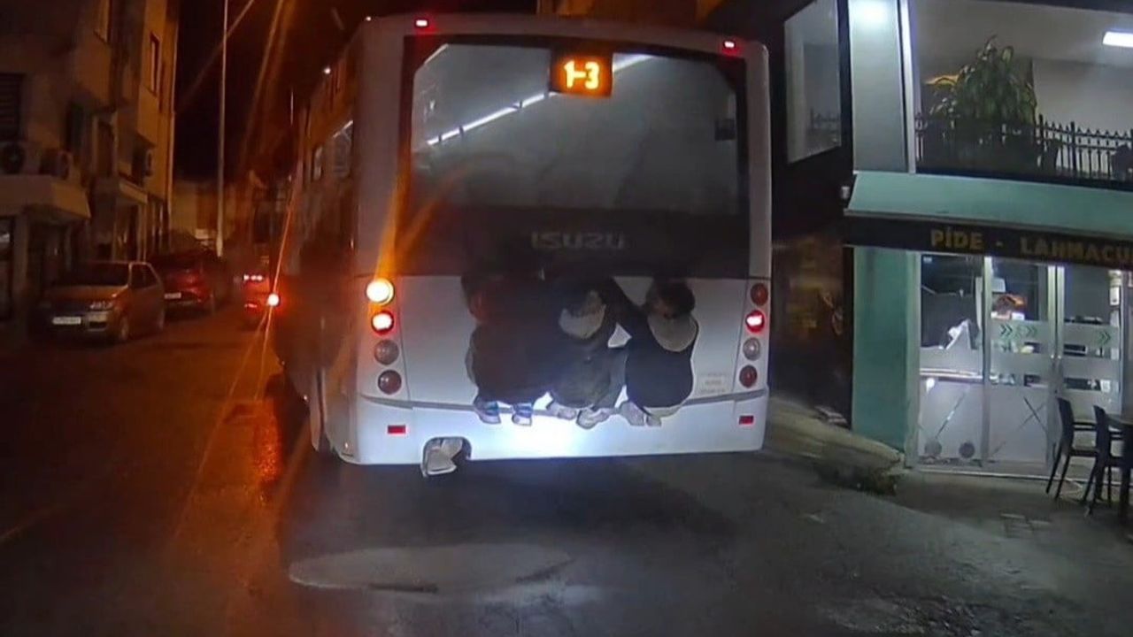 Tekirdağ'da Tehlike: Otobüsün Arkasına Asılı 3 Çocuk