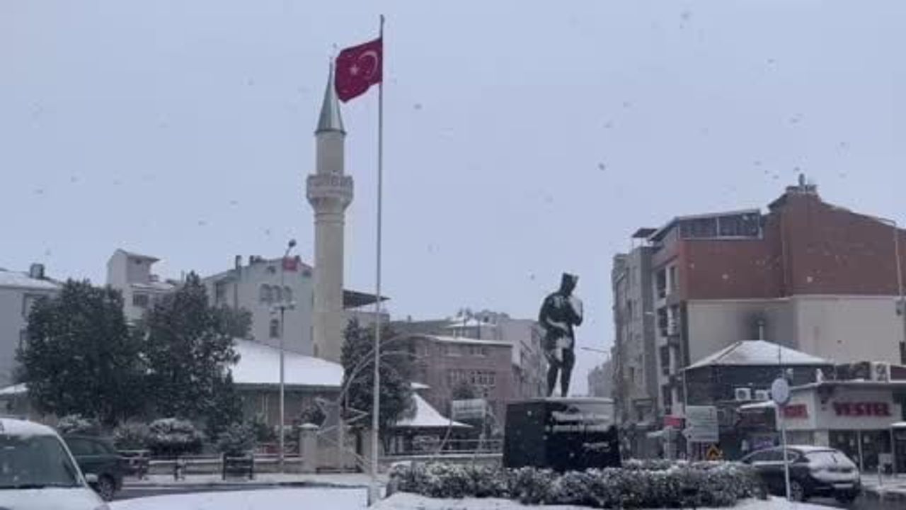 Tekirdağ Hayrabolu'da Yoğun Kar Yağışı: Okullara 1 Gün Ara