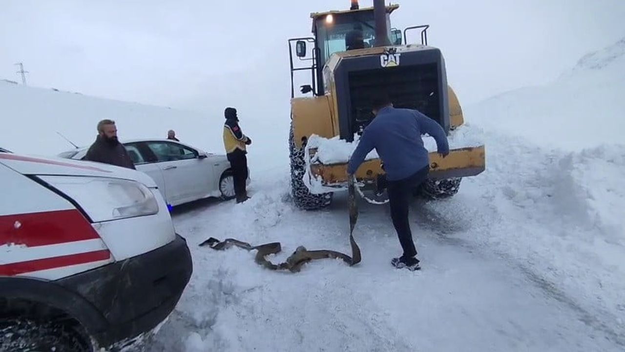 Tekman'da Ambulans Kara Saplandı — Belediye Ekipleri Hastayı Kurtardı