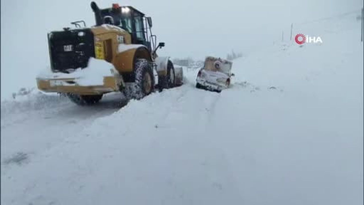 Tekman'da Şarampole Düşen Araç Belediye Ekiplerince Kurtarıldı