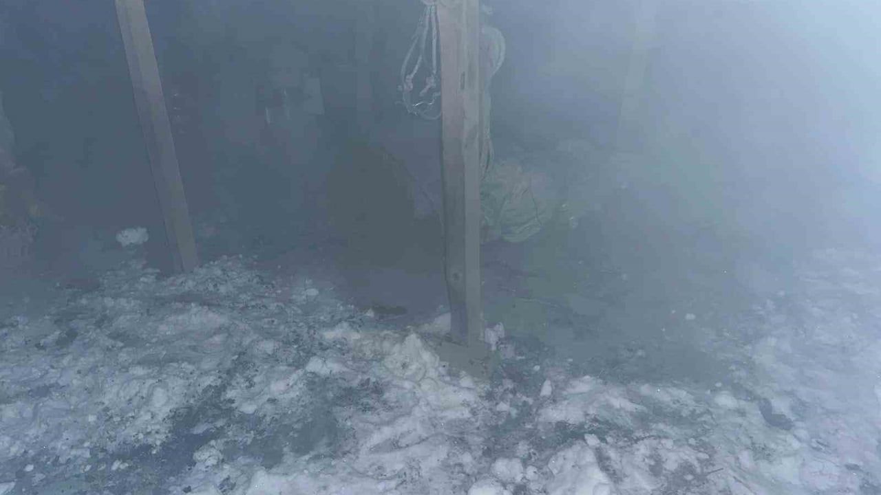 Tekman Toptepe'de Gece Yarısı Yangın: Ekipler Yol Açıp Müdahale Etti