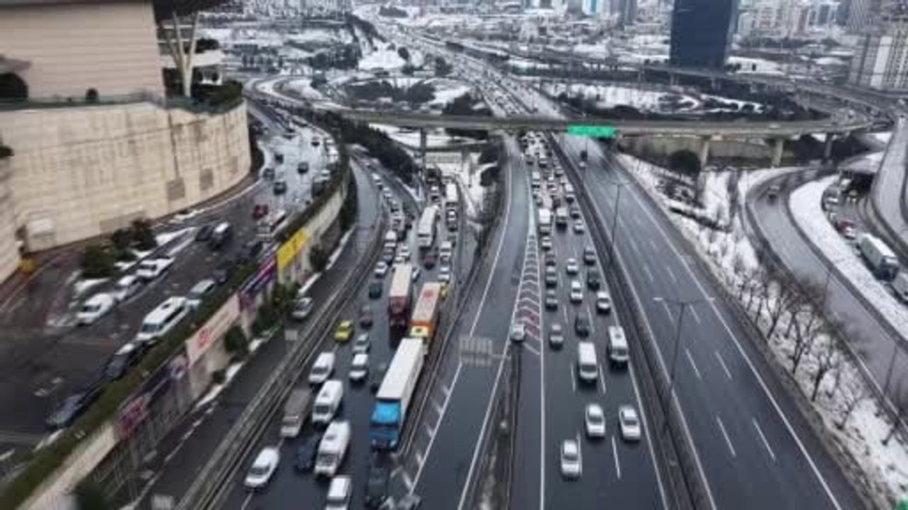 TEM Mahmutbey Gişeleri'nde Kar Trafiği Havadan Görüntülendi