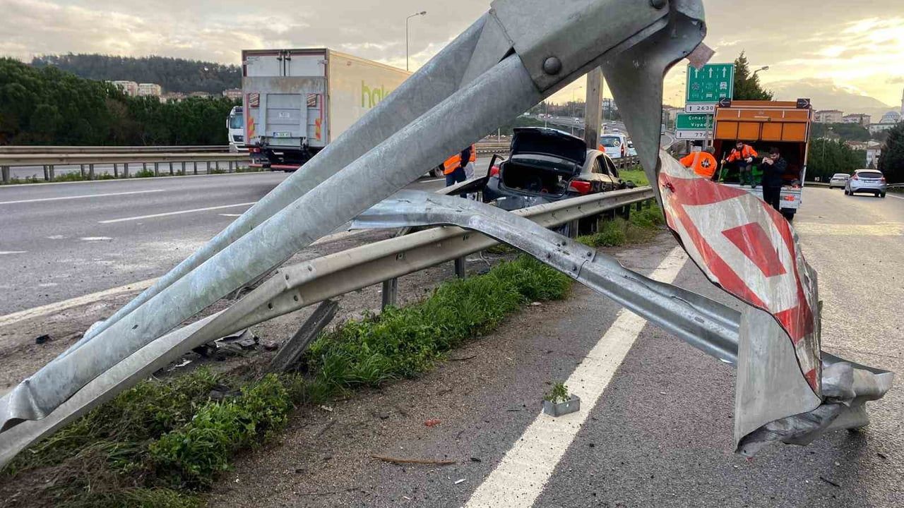 TEM Otoyolu Derince'de Bariyerleri Parçalayan Kaza: 1 Yaralı