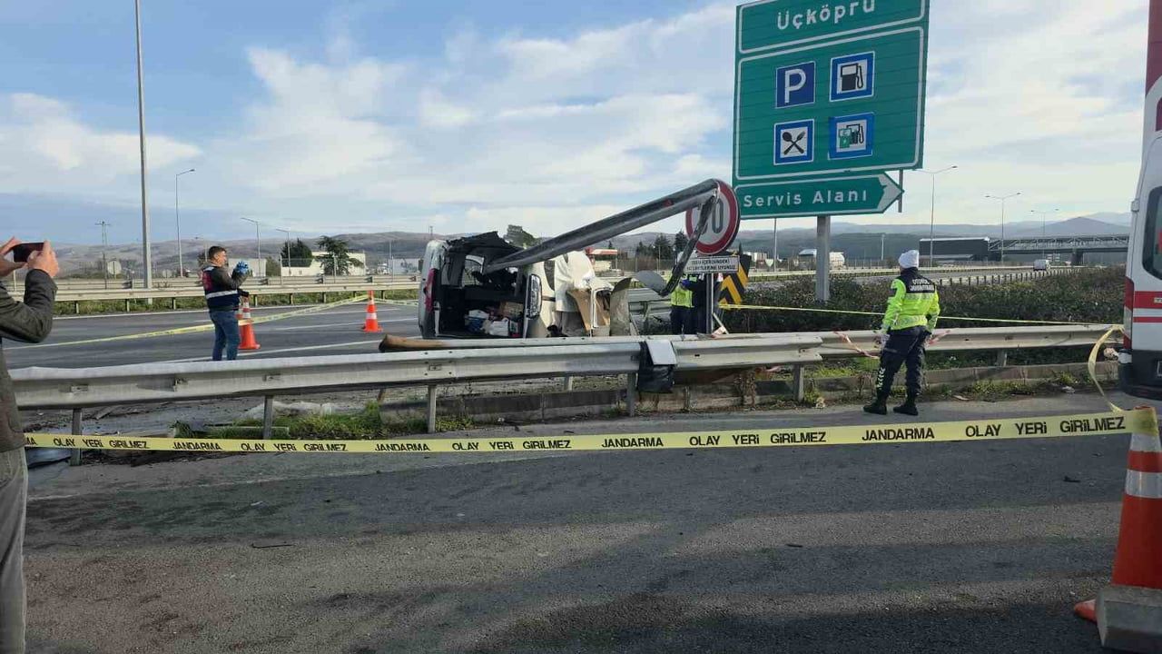 TEM Otoyolu Düzce'de Bariyerlere Saplanan Araç: 2 Kişi Öldü
