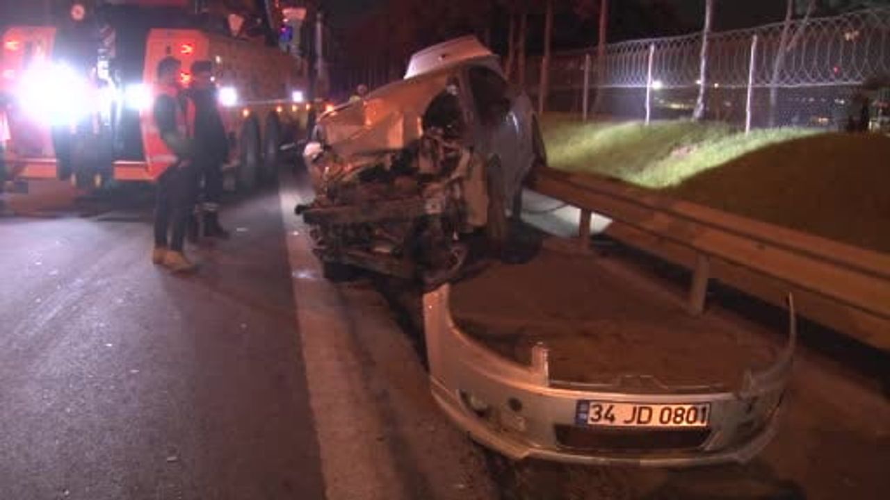 TEM Otoyolu Esenler'de Otomobil Kamyonete Çarptı: Bariyerlere Çıktı, 2 Yaralı