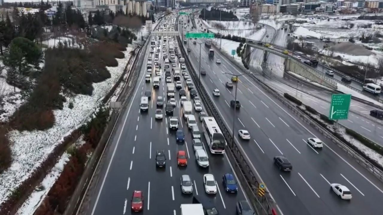 TEM Otoyolu Mahmutbey Gişeleri'nde Kar Sonrası Trafik Havadan Görüntülendi