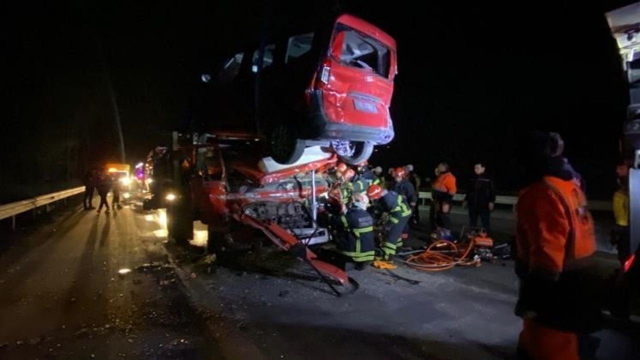TEM Otoyolu’nda vinç destekli kurtarma: Kamyonet sürücüsü araçla tır arasında sıkıştı