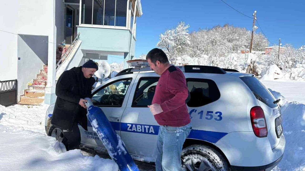 Terme Belediyesi 35 kilometre Uzaklıktaki KOAH Hastasına Oksijen Tüpü Ulaştırdı
