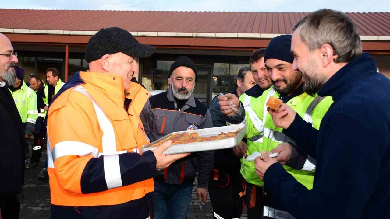 Terme’de 82 Mahallede Kar Mücadelesi: Belediye Ekiplerine Baklava Sürprizi