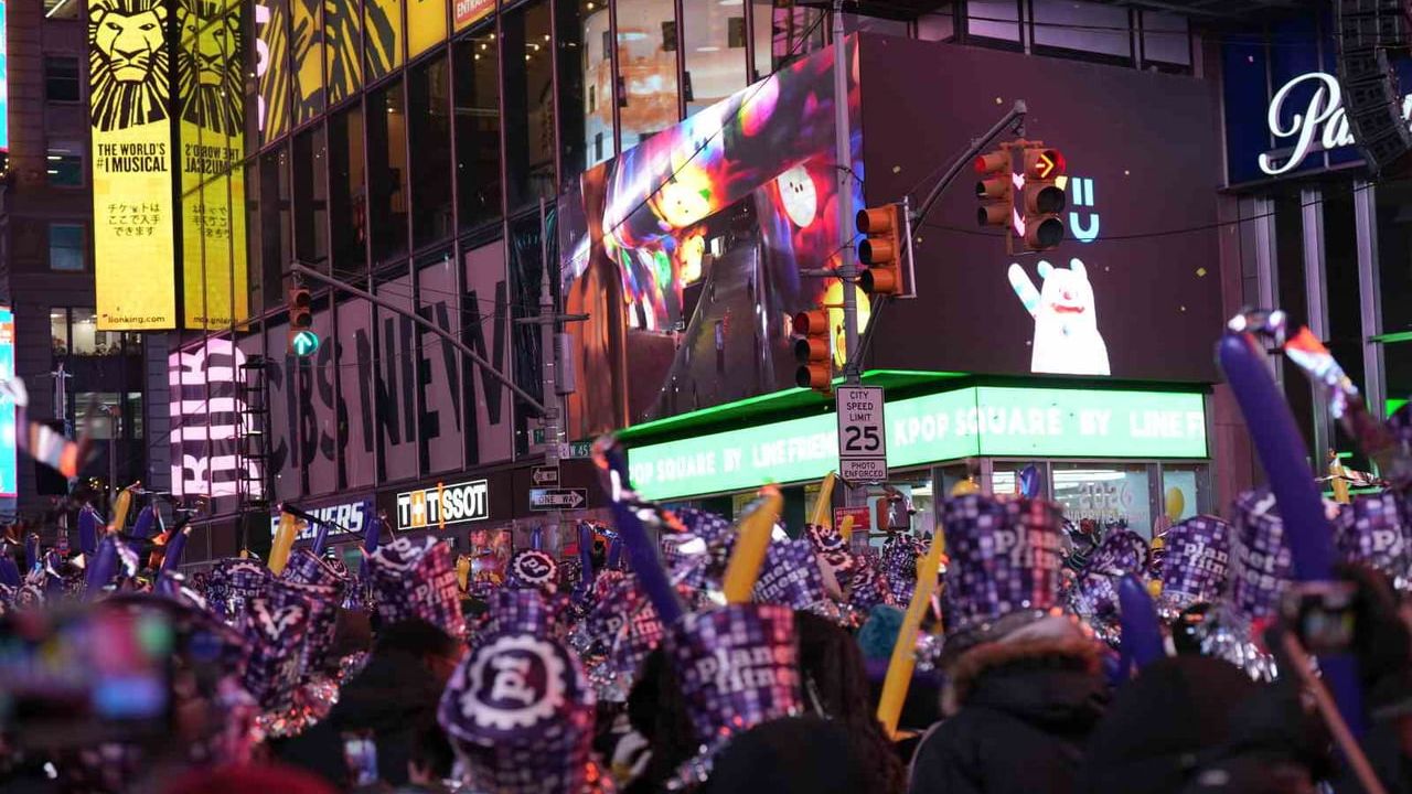 Times Meydanı'nda Yeni Yıl Coşkusu: Yaklaşık 1 Milyon Kişi, Sıkı Güvenlik