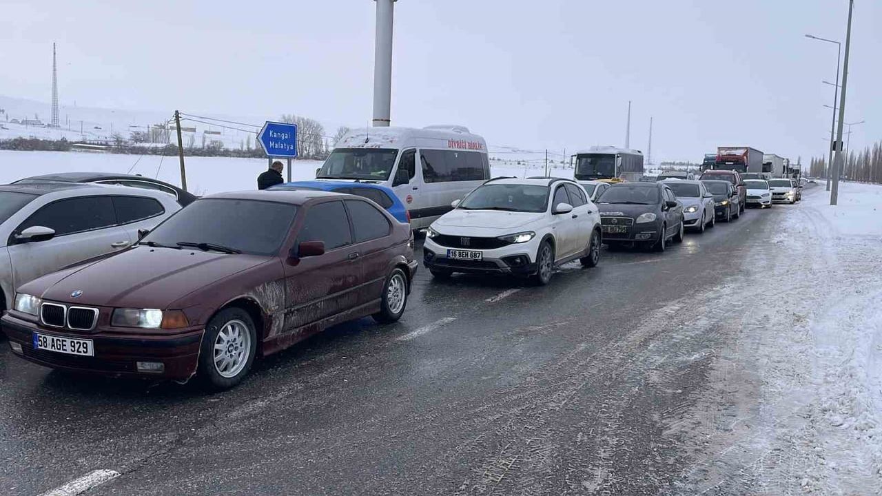 Tipi Sivas-Malatya Kara Yolunu Kapattı: Uzun Araç Kuyruğu Oluştu