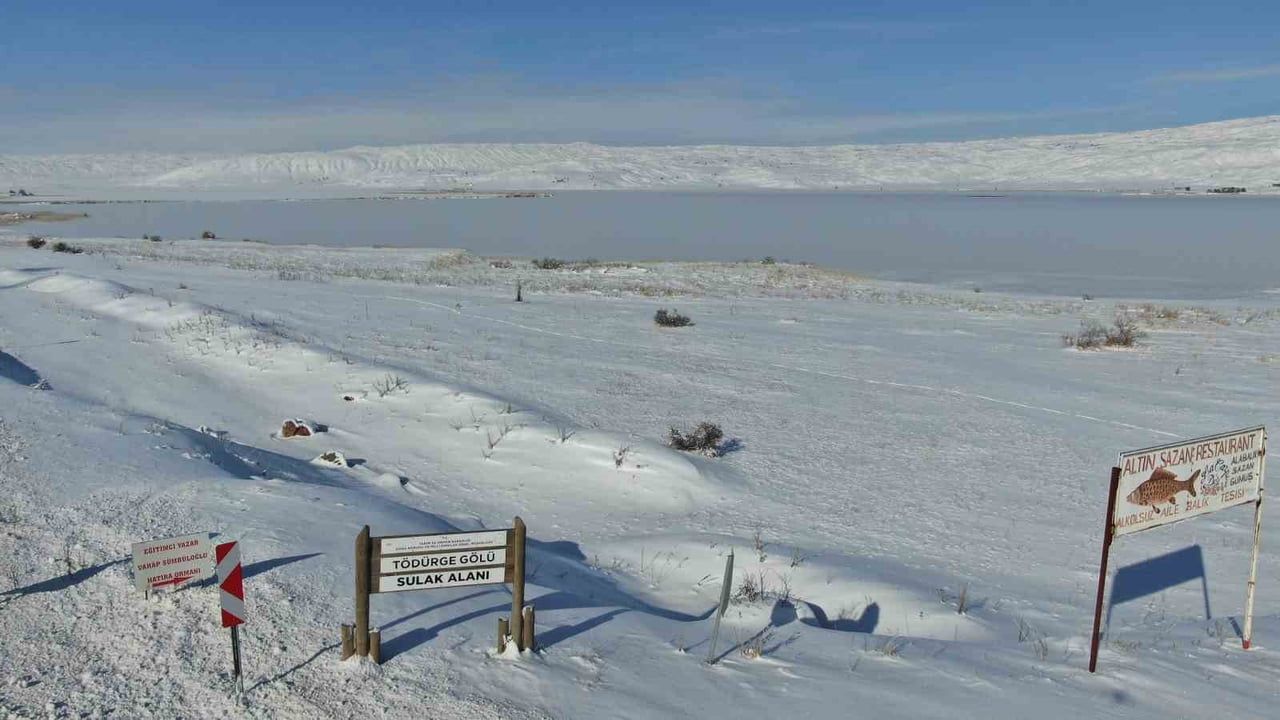 Tödürge Gölü Tamamen Dondu: Sivas'ta Kartpostallık Görüntüler