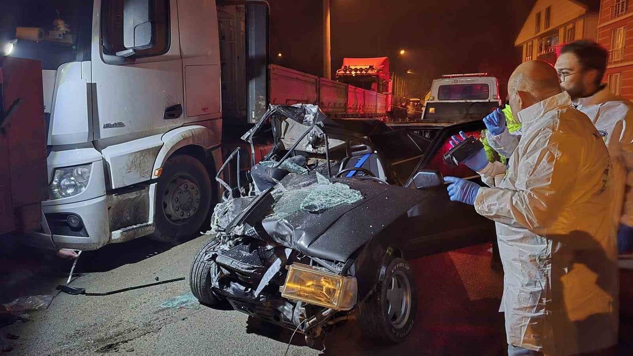 Tofaş tıra saplandı: Karabük'te 1'i ağır 2 yaralı