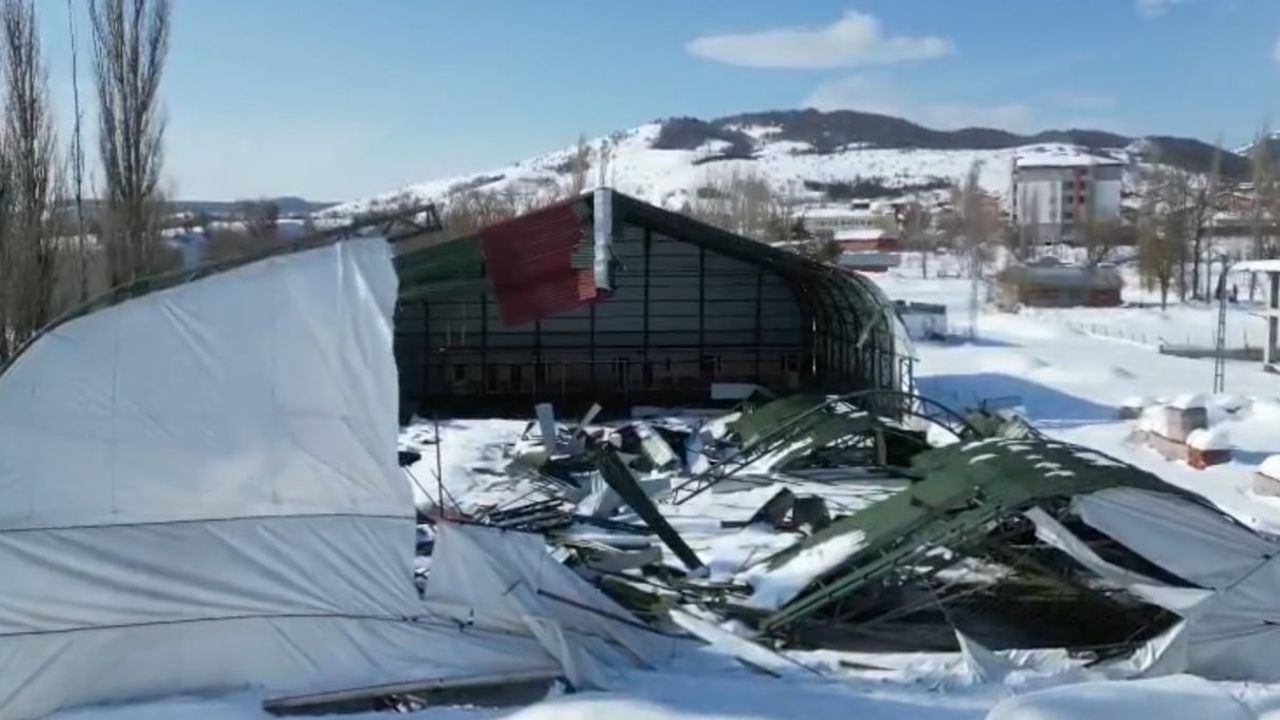 Tokat Başçiftlik'te Halı Saha Çatısı Kar Yükü Nedeniyle Çöktü