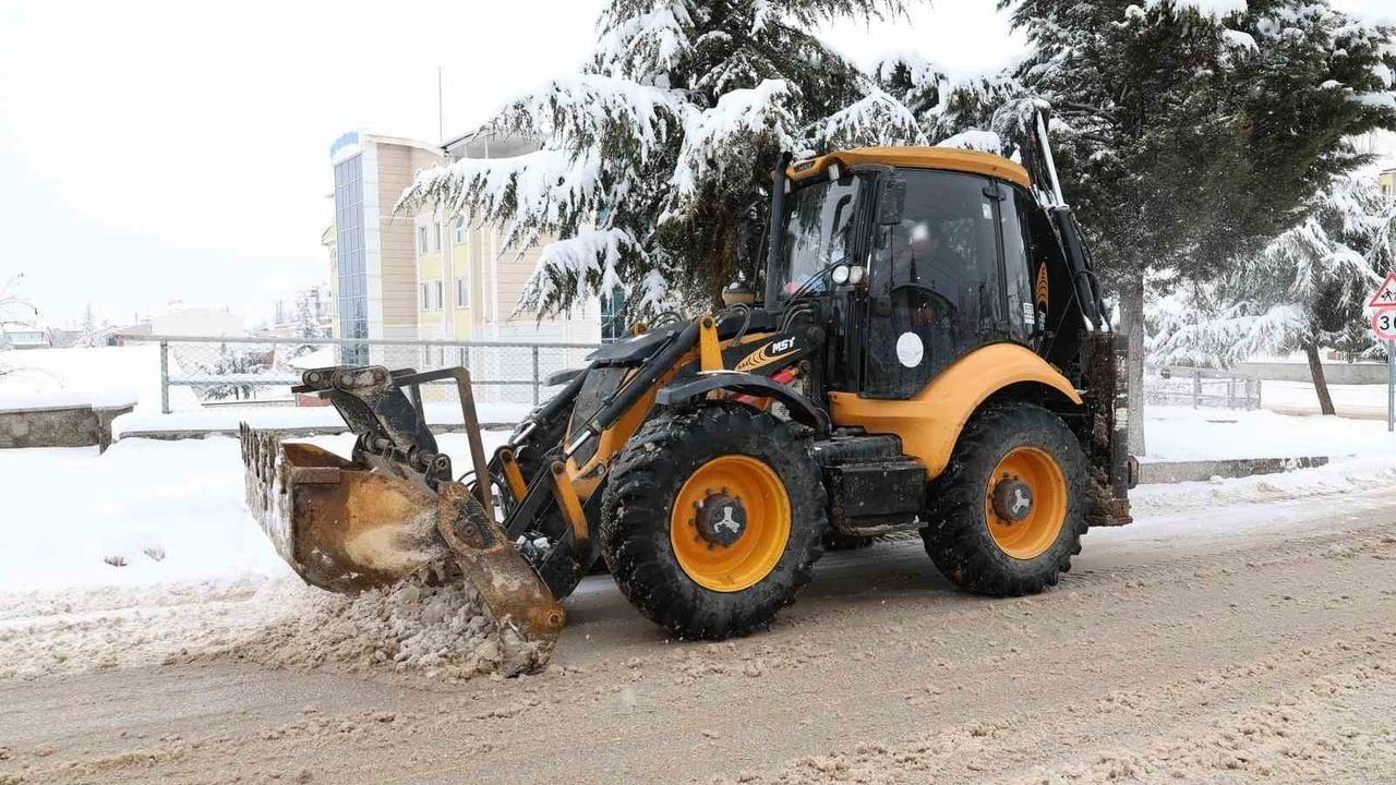 Tokat Belediyesi 7/24 Sahada: 348 Personel, 42 Araçla Karla Mücadele